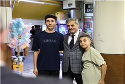 Başkan Yusuf Alemdar vatandaşla kucaklaşıp bayramlaştı: “Memlekete hizmet bizim için en büyük bayramdır”