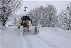 Büyükşehir 24 saat kar mesaisinde: 17 grup yolundan 10’u ulaşıma açıldı
