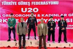 Büyükşehirli güreşçilerden Ankara’da madalya yağmuru