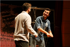 Filistin konusu tiyatro sahnesinde; hüzün ve duygu dolu anlar