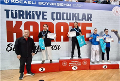 Büyükşehir’den minderde çifte zafer: Betül ve Sümeyye fırtına gibi esti 