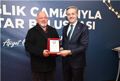 “Vefası ve fedakarlığıyla sağlık camiası her övgüyü fazlasıyla hak ediyor”