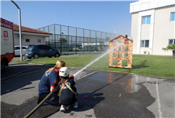 Minik itfaiyecilerin ateşle mücadelesi: Günün kahramanları minikler oldu