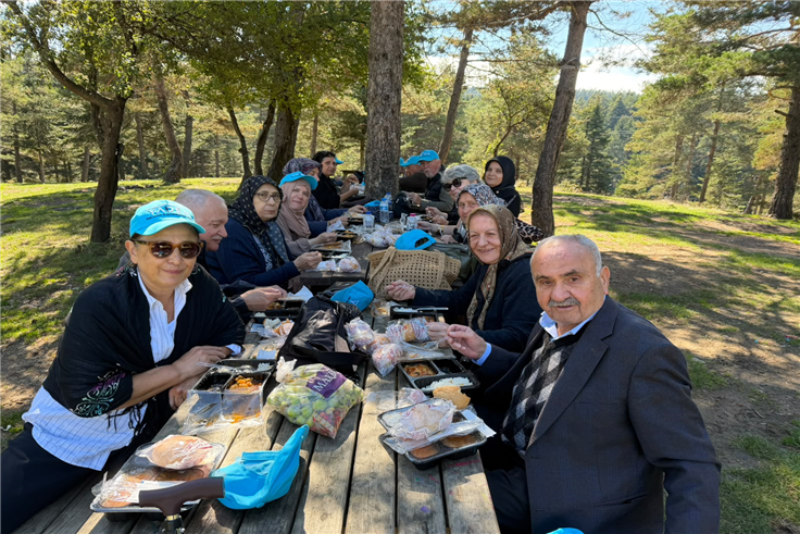 YADEM yaşlıları Taraklı Karagöl’de huzur dolu bir gün geçirdi
