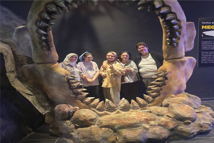 Büyükşehir’den özel gereksinimli bireylere renkli akvaryum gezisi