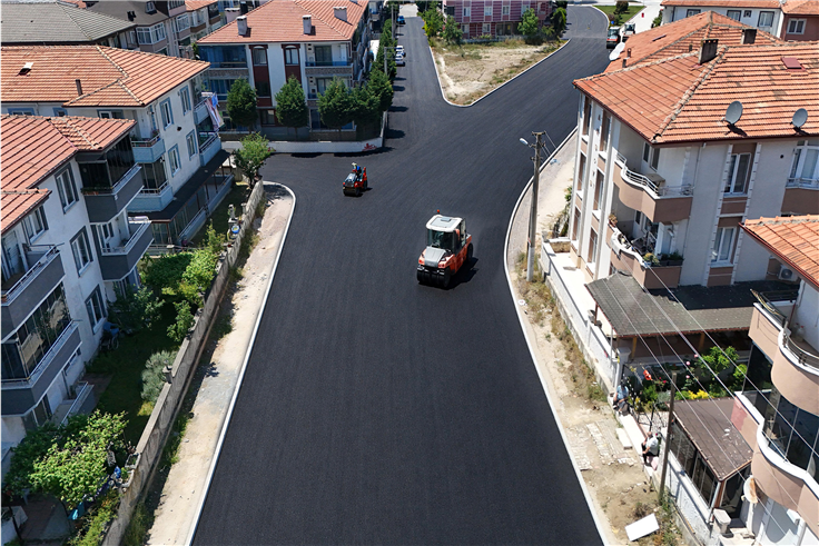 Büyükşehir Karasu’da sahil trafiğini rahatlatacak caddede asfalt çalışmalarına başladı
