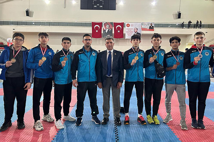 Büyükşehir karate sporcuları madalyaları topladı