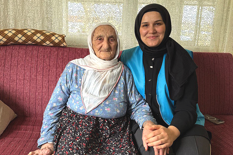 Sakarya’nın 105 yaşındaki çınarına tebessüm oldular